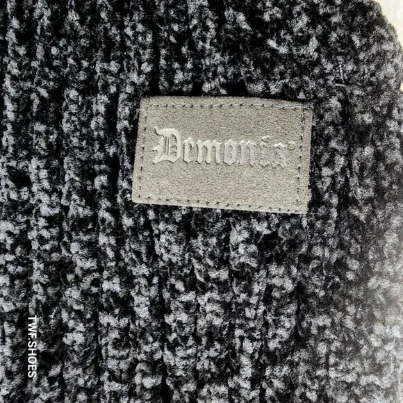 Demonia Official Limited Promotional Hat Gloves Extra Long Scarf Gift Set - Picture 5 of 6